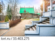Крыльцо Дома Main house with porch and kitchen building (2020 год). Редакционное фото, фотограф Baturina Yuliya / Фотобанк Лори