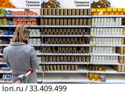 Полка с консервами с тушенной свининой и говядиной в магазине торговой сети АШАН в торговом центр МЕГА в Химках, Россия (2020 год). Редакционное фото, фотограф Николай Винокуров / Фотобанк Лори