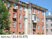 Четырёхэтажный трёхподъездный кирпичный жилой дом. Построен в 1955 году. Октябрьская улица, 5. Город Лосино-Петровский. Щелковский район. Московская область. Россия (2012 год). Редакционное фото, фотограф lana1501 / Фотобанк Лори