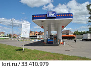 Автомобильная заправочная станция "ТНК". Егорьевская улица, 1. Город Орехово-Зуево. Московская область (2012 год). Редакционное фото, фотограф lana1501 / Фотобанк Лори