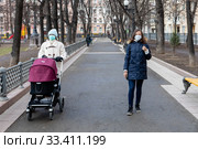 Женщины в медицинских масках на прогулке. Пандемия, Коронавирус. (2020 год). Стоковое фото, фотограф Светлана Голинкевич / Фотобанк Лори