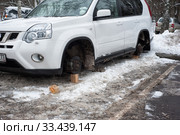 Россия, Москва, январь 2017 г. Престижный внедорожник без колес на парковке возле дома. Редакционное фото, фотограф Сайганов Александр / Фотобанк Лори