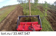 Рекультивация участка нефтедобычи. Мульчер Lamtrac LTR8400 в работе. Мульчирование болота. Reclamation of an oil production site. Lamtrac mulcher LTR8400 at work. Mulching the swamp. (2014 год). Редакционное видео, видеограф Евгений Романов / Фотобанк Лори