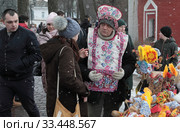 Масленица в Суздале, мужчина продающий кокошники (2020 год). Редакционное фото, фотограф Дмитрий Неумоин / Фотобанк Лори