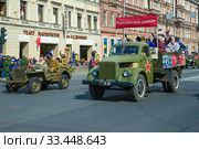 Советский  грузовик ГАЗ-51 на параде военного ретротранспорта в честь Дня Победы. Санкт-Петербург (2017 год). Редакционное фото, фотограф Виктор Карасев / Фотобанк Лори