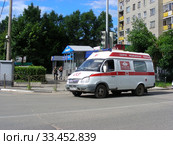 Автомобиль скорой медицинской помощи. Улица Бирюкова. Город Орехово-Зуево. Московская область (2012 год). Редакционное фото, фотограф lana1501 / Фотобанк Лори