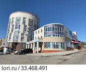 Владивосток, бухта Патрокл. Современный круглый многоквартирный жилой дом и административное здание (2020 год). Редакционное фото, фотограф Овчинникова Ирина / Фотобанк Лори