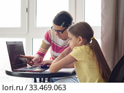 Девушка помогает девочке разобраться как пользоваться интернетом. Стоковое фото, фотограф Иванов Алексей / Фотобанк Лори