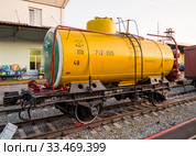 Железнодорожная цистерна для цемента, ретро-выставка железнодорожной техники, город Воронеж (2019 год). Редакционное фото, фотограф Вячеслав Палес / Фотобанк Лори