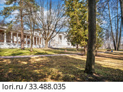 Главный дом в парке Main House in Ostafyevo among park trees (2020 год). Редакционное фото, фотограф Baturina Yuliya / Фотобанк Лори
