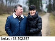 Счастливые мужчина и женщина на прогулке (2020 год). Редакционное фото, фотограф Игорь Низов / Фотобанк Лори