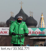Москва, развозчик еды в дни самоизоляции при коронавирусе COVID-19 (2020 год). Редакционное фото, фотограф Дмитрий Неумоин / Фотобанк Лори