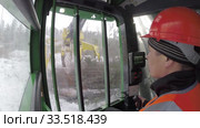 Механизированная рубка леса. Валочно-пакетирующая машина John Deere 903K в работе. Mechanized felling clearing. John Deere 903K feller buncher at work. (2020 год). Редакционное видео, видеограф Евгений Романов / Фотобанк Лори