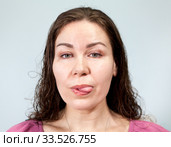 Женщина показывает язык и смотрит в камеру. Стоковое фото, фотограф Кекяляйнен Андрей / Фотобанк Лори