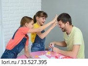 Дети бьют папе щелбан за проигрыш в игре. Стоковое фото, фотограф Иванов Алексей / Фотобанк Лори