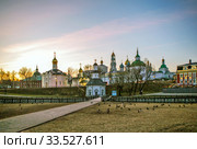 Часовня Параскевы Пятницы и Троице-Сергиева лавра на закате. Сергиев Посад. Московская область (2020 год). Редакционное фото, фотограф Сергей Афанасьев / Фотобанк Лори
