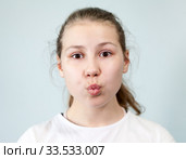 Девочка подросток делает поцелуй губами. Стоковое фото, фотограф Кекяляйнен Андрей / Фотобанк Лори