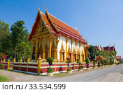 Буддистский храм Wat Bun Tawee крупным планом солнечным днем. Пхетчабури, Таиланд (2018 год). Стоковое фото, фотограф Виктор Карасев / Фотобанк Лори