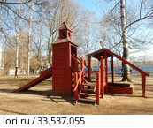 Детская игровая площадка во дворе жилых домов на Открытом шоссе. Район Метрогородок. Город Москва. Россия (2020 год). Редакционное фото, фотограф lana1501 / Фотобанк Лори