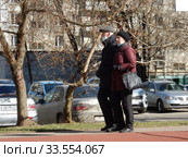 Пешеходы на улице в дни самоизоляции при коронавирусе Covid-19. Уссурийская улица. Район Гольяново. Город Москва (2020 год). Редакционное фото, фотограф lana1501 / Фотобанк Лори