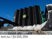 Механизированная вырубка леса. Решетка радиатора трелевочного трактора John Deere 748H с заводской табличкой. Mechanized felling clearing. Radiator grille of John Deere 748H skidder with nameplate. Стоковое фото, фотограф Евгений Романов / Фотобанк Лори