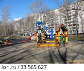 Огороженная полосатой лентой детская площадка во дворе жилых домов на Сахалинской улице в дни самоизоляции при коронавирусе Covid-19. Район Гольяново. Город Москва. Россия (2020 год). Стоковое фото, фотограф lana1501 / Фотобанк Лори