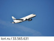 Взлет самолета «Superjet-100» (2016 год). Редакционное фото, фотограф Голованов Сергей / Фотобанк Лори