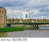 Малоохтинский мост с видом на Смольный собор. Санкт-Петербург (2020 год). Стоковое фото, фотограф Сергей Афанасьев / Фотобанк Лори