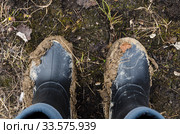 Резиновые сапоги в комках грязи и глины. Стоковое фото, фотограф Яковлев Сергей / Фотобанк Лори