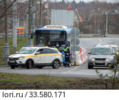 Дежурный наряд Госавтоинспекции при въезде в Москву для контроля режима цифровых пропусков в дни самоизоляции при коронавирусе COVID-19. Хабаровская улица. Район Гольяново. Город Москва. Россия (2020 год). Редакционное фото, фотограф lana1501 / Фотобанк Лори
