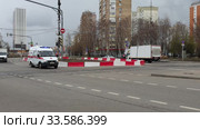 Россия, Москва, 20.04.2020. Машина Скорой помощи с мигалками едет по улице. Редакционное видео, видеограф Мила Демидова / Фотобанк Лори