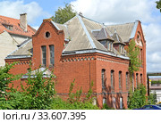 Кирпичный дом пастора. Советск, улица Театральная, 7. Калининградская область (2019 год). Стоковое фото, фотограф Ирина Борсученко / Фотобанк Лори