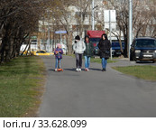 Пешеходы на улице в дни самоизоляции при коронавирусе Covid-19. Уссурийская улица. Район Гольяново. Город Москва (2020 год). Редакционное фото, фотограф lana1501 / Фотобанк Лори