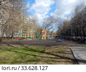 Закрытая для посещения детская площадка во дворе жилых домов на Хабаровской улице для предотвращения распространения коронавирусной инфекции. Район Гольяново. Город Москва. Россия (2020 год). Стоковое фото, фотограф lana1501 / Фотобанк Лори