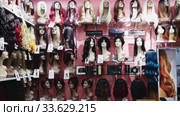 Various natural hair wigs for sale on mannequins on shelves of specialized store (2020 год). Редакционное видео, видеограф Яков Филимонов / Фотобанк Лори