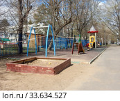 Закрытая для посещения детская площадка для предотвращения распространения коронавирусной инфекции. Уссурийская улица. Район Гольяново. Город Москва (2020 год). Стоковое фото, фотограф lana1501 / Фотобанк Лори