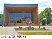 Здание центра культуры и досуга "Парус". Советск, улица Победы, 34А. Калининградская область (2019 год). Редакционное фото, фотограф Ирина Борсученко / Фотобанк Лори