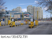 Москва. Закрытая парковка около торгового центра "Капитолий" в период эпидемии коронавируса (2020 год). Редакционное фото, фотограф Илюхина Наталья / Фотобанк Лори