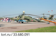 Советский и российский учебно-боевой военный вертолет Миль Ми-28УБ «Ночной охотник» Havoc-B с номером RF-13659 на Международном авиационно-космическом салоне МАКС-2019 в Жуковском, Россия, вид слева. Редакционное фото, фотограф Малышев Андрей / Фотобанк Лори