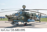Советский и российский учебно-боевой военный вертолет Ми-28УБ «Ночной охотник» Havoc-B номер RF-13659 на Международном авиационно-космическом салоне МАКС-2019 в Жуковском, Россия, вид слева-спереди. Редакционное фото, фотограф Малышев Андрей / Фотобанк Лори