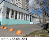 Детская библиотека № 161. Уссурийская улица, 9. Район Гольяново. Город Москва (2020 год). Редакционное фото, фотограф lana1501 / Фотобанк Лори
