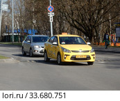Желтый автомобиль с шашечками такси едет по Байкальской улице. Район Гольяново. Город Москва (2020 год). Редакционное фото, фотограф lana1501 / Фотобанк Лори