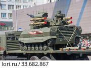 Российский новый боевой многофункциональный робототехнический комплекс «Уран-9» в кузове трёхосного грузовика КамАЗ-65117 едет после парада в честь Дня Победы по Новому Арбату в Москве, вид сбоку (2018 год). Редакционное фото, фотограф Малышев Андрей / Фотобанк Лори