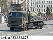 Российский трёхосный грузовик КамАЗ-65117 с новым боевым беспилотником вертолетного типа "Катран-БПЛА" едет после парада в честь Дня Победы по Новому Арбату, Москва, вид сбоку (2018 год). Редакционное фото, фотограф Малышев Андрей / Фотобанк Лори