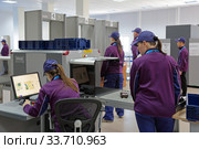 Сочи, Россия. Досмотр личных вещей посетителей на входе в Олимпийский парк во время Паралимпийских зимних игр 2014 года. Редакционное фото, фотограф Игорь Долгов / Фотобанк Лори