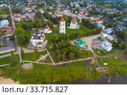 Вид с высоты на Соборную площадь августовским днем. Исторический центр города Каргополь, Россия (2019 год). Стоковое фото, фотограф Виктор Карасев / Фотобанк Лори