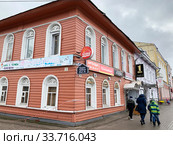 Люди гуляют рядом с историческим зданием на улице Ленина, дом 16 в городе Вологда. Бывший дом Паничева 19 века (2020 год). Редакционное фото, фотограф Овчинникова Ирина / Фотобанк Лори