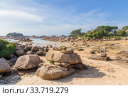 Перрос-Гирек (Perros-Guirec), Франция. Пляж на берегу Розового гранита. Справа - ораторий Сен-Гирек (Oratoire de Saint-Guirec), XIV в. (2017 год). Редакционное фото, фотограф Rokhin Valery / Фотобанк Лори