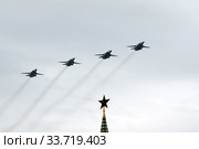 Группа тактических фронтовых бомбардировщиков с крылом изменяемой стреловидности Су-24М (Fencer) пролетает над Красной площадью во время празднования Дня Победы (2020 год). Редакционное фото, фотограф Free Wind / Фотобанк Лори