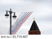 Группа штурмовиков Су-25 "Грач" дымят цветами российского флага в небе над Красной площадью во время парада, посвященного 75-летию Победы в Великой Отечественной войне (2020 год). Редакционное фото, фотограф Free Wind / Фотобанк Лори